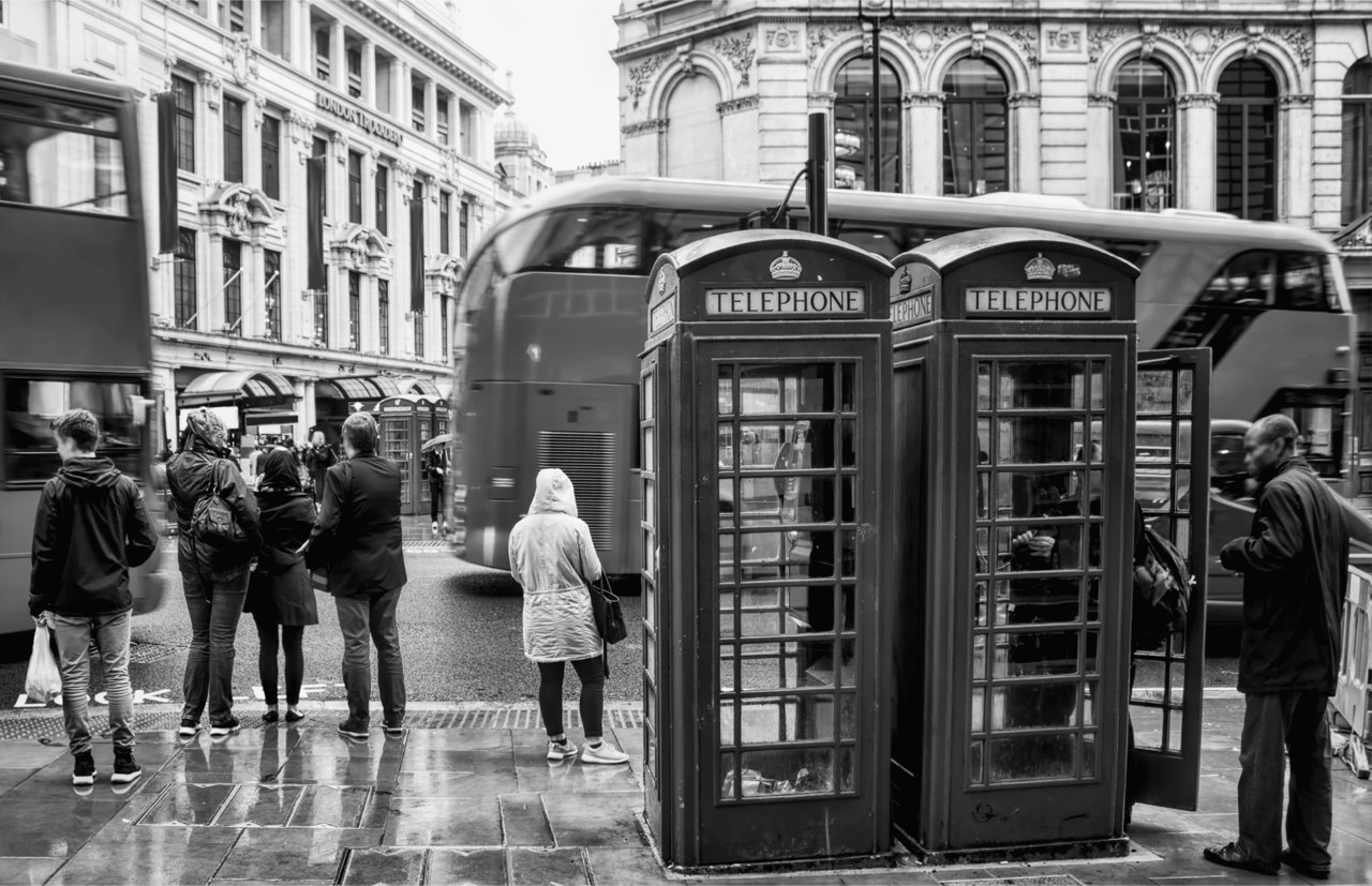 London location imagery, not a photograph of this edition.